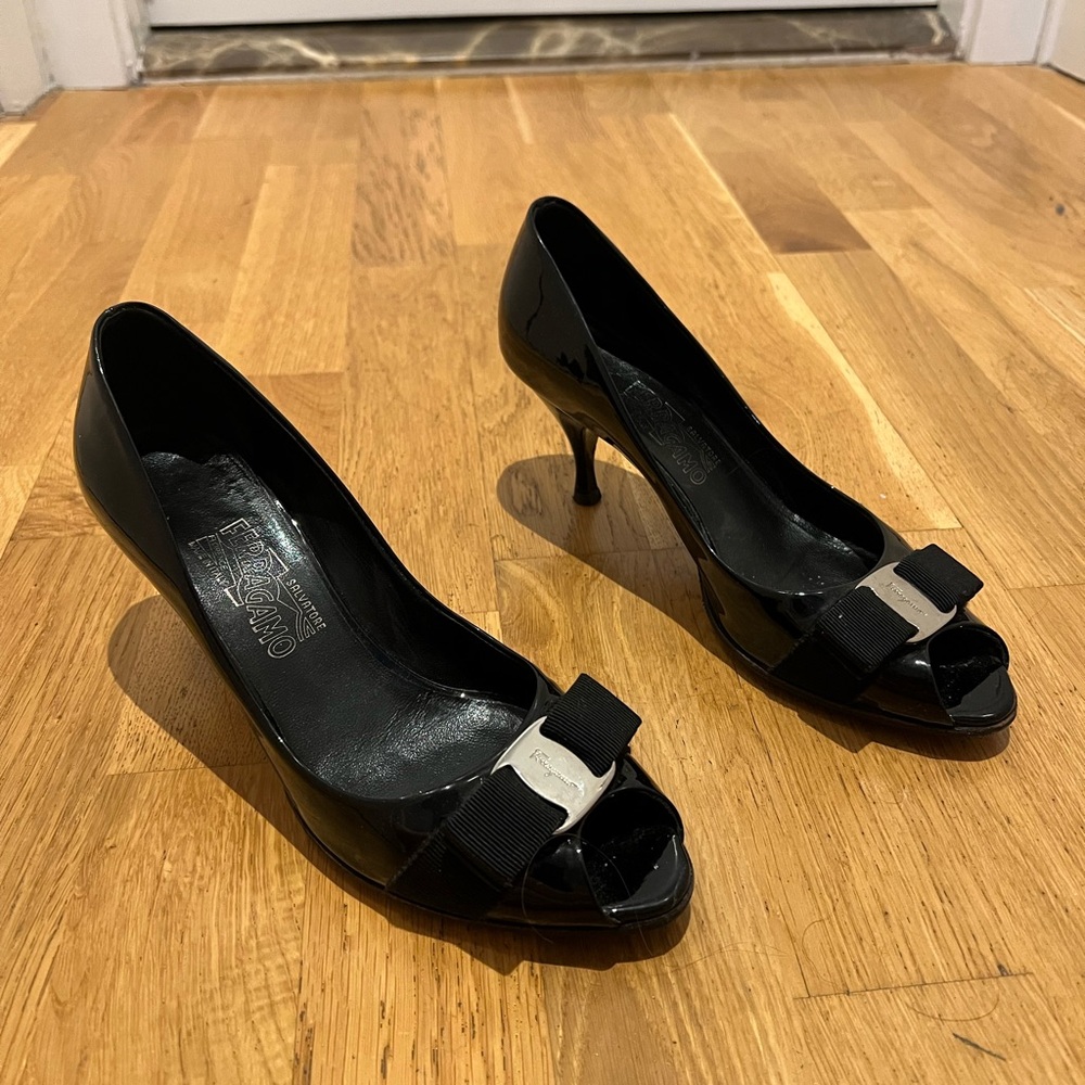 Salvatore Ferragammo Elegant Black patent leather Peep-Toe Heels